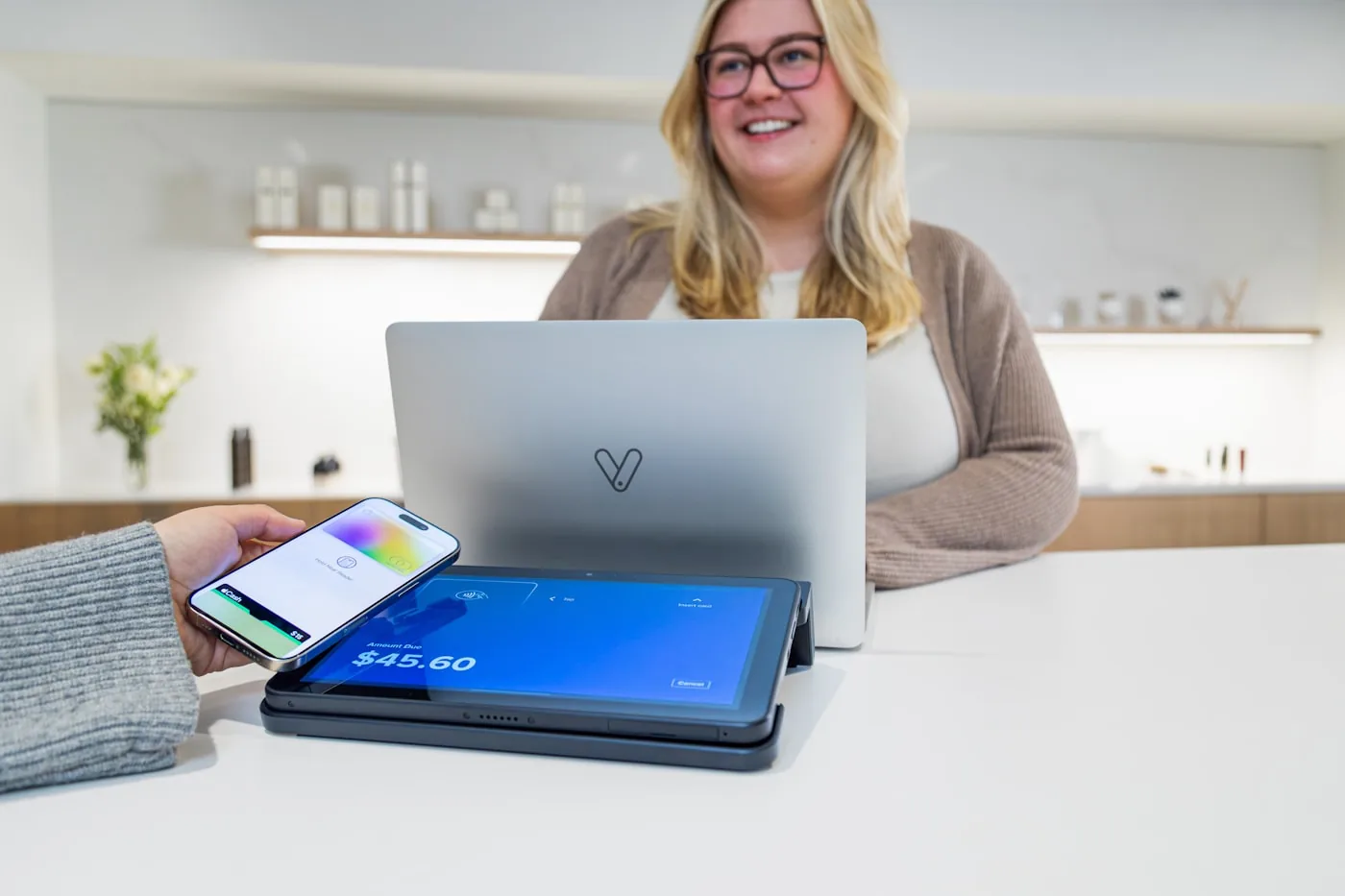 Client en train de payer depuis son mobile
